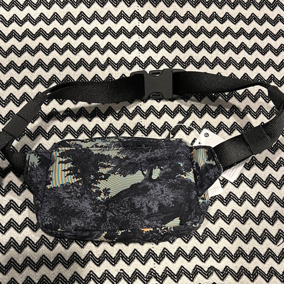 NWT Psychedelic Mini Belt Bag lululemon EBB - Picture 3 of 13